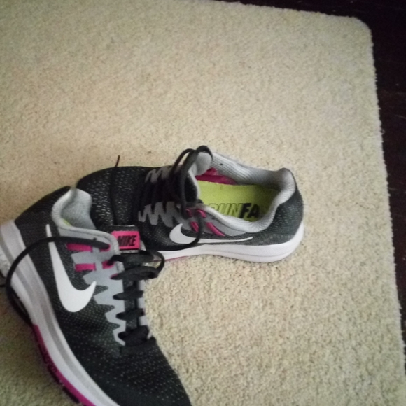 Woman's Nikes tennis shoes 6.5 - Picture 3 of 3